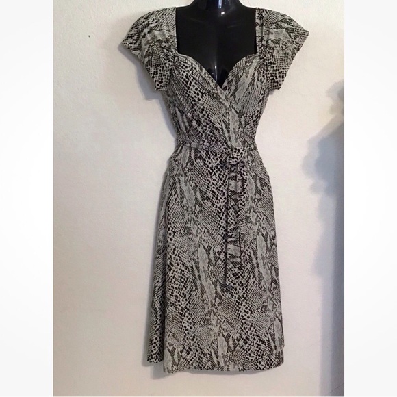 Norma Kamali Dresses & Skirts - Norma Kamali women’s short sleeve animal print wrap around dress. Size L